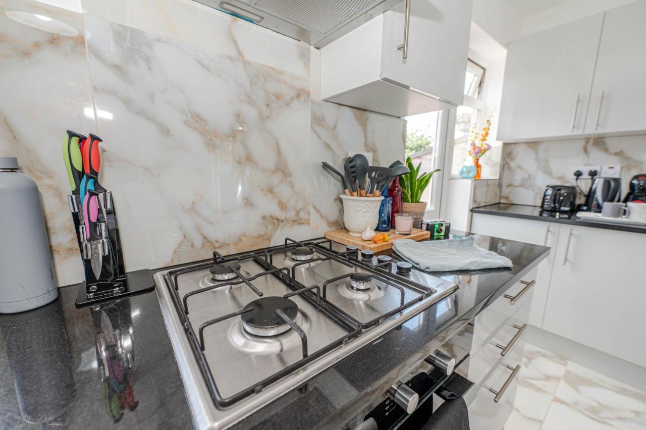 4 Bedrooms,2 Bathrooms House With Free Parking Plumstead  Eksteriør billede
