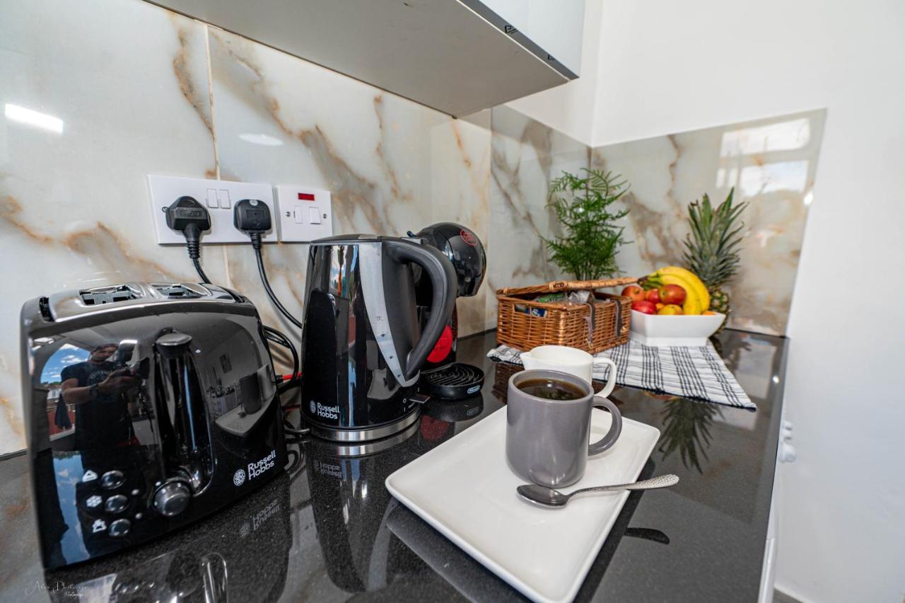 4 Bedrooms,2 Bathrooms House With Free Parking Plumstead  Eksteriør billede