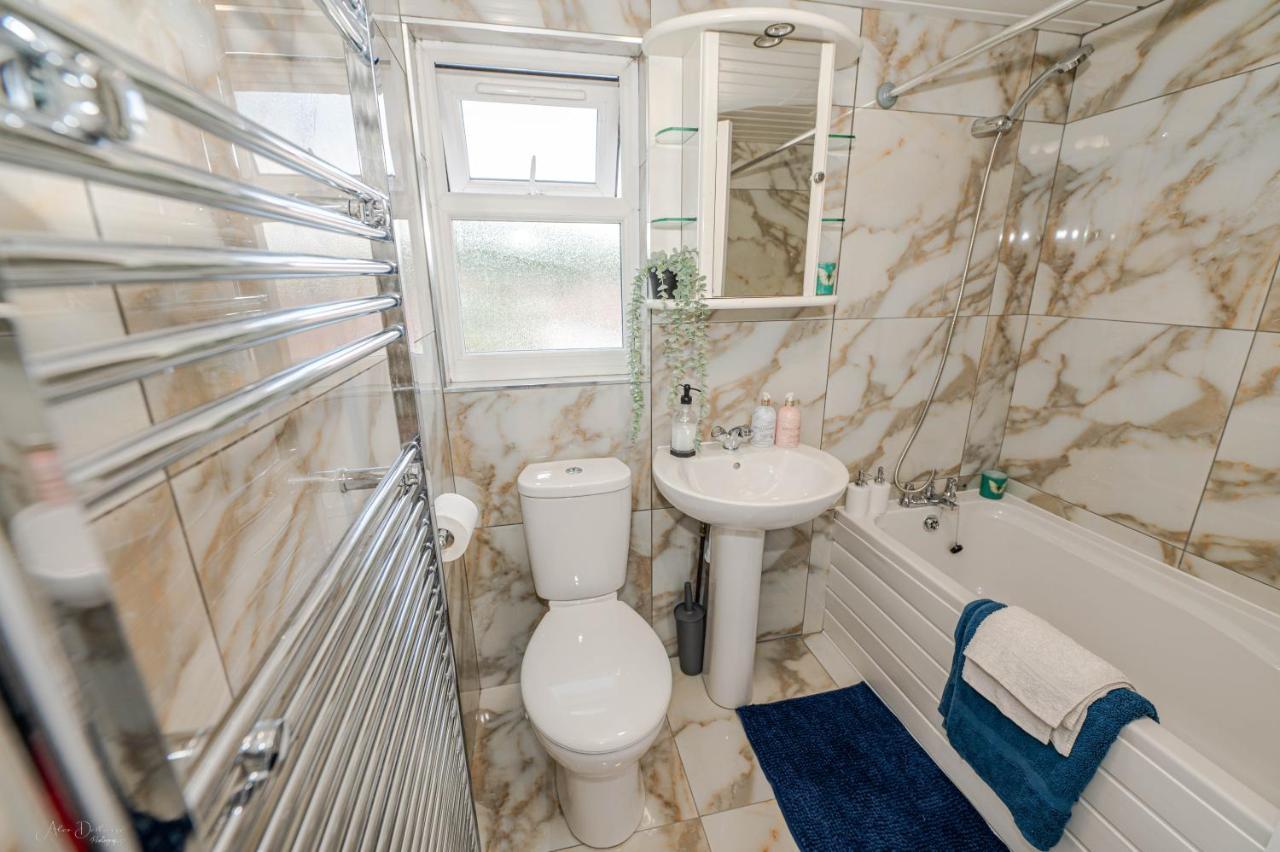 4 Bedrooms,2 Bathrooms House With Free Parking Plumstead  Eksteriør billede