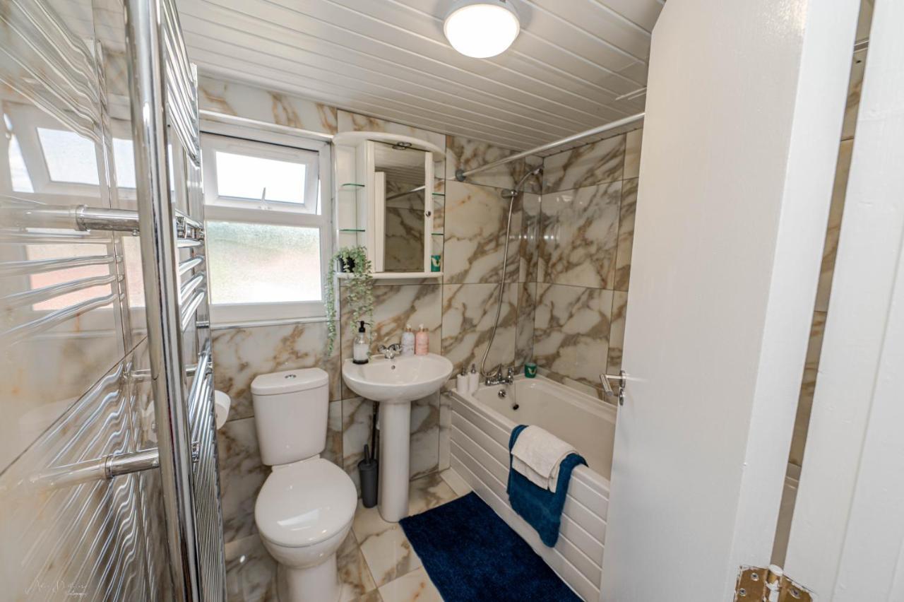 4 Bedrooms,2 Bathrooms House With Free Parking Plumstead  Eksteriør billede
