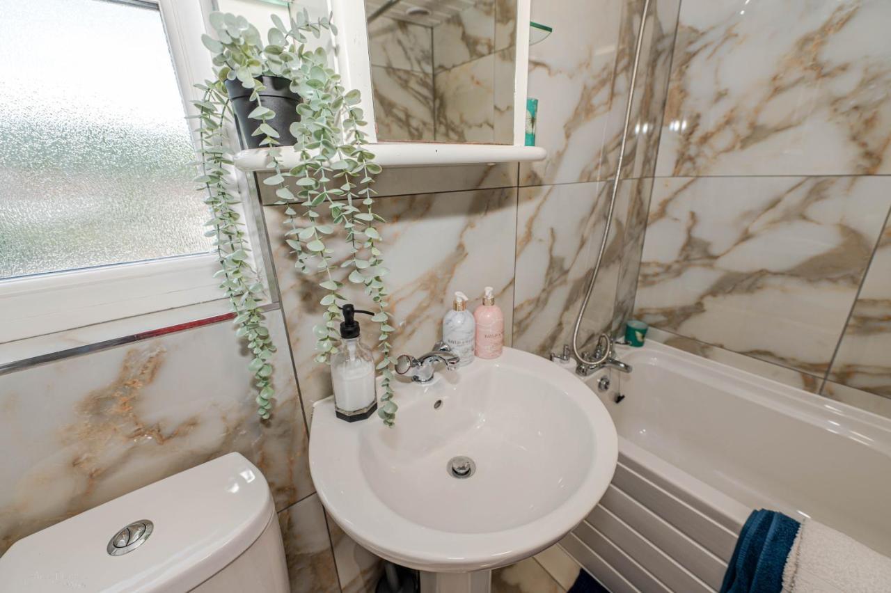 4 Bedrooms,2 Bathrooms House With Free Parking Plumstead  Eksteriør billede