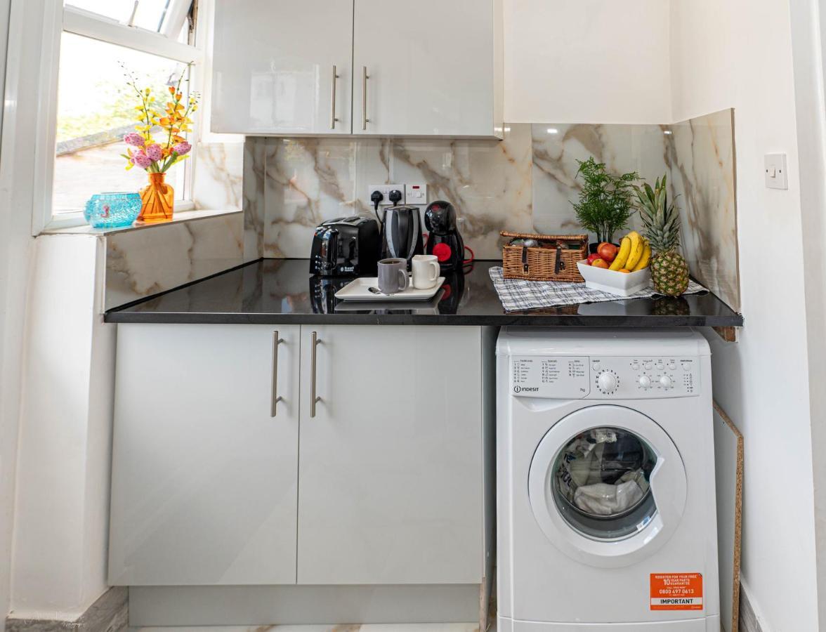 4 Bedrooms,2 Bathrooms House With Free Parking Plumstead  Eksteriør billede