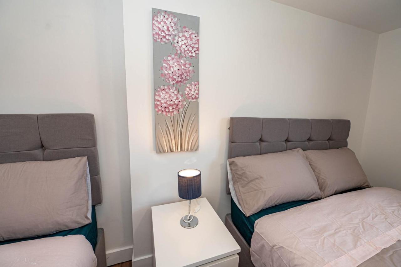 4 Bedrooms,2 Bathrooms House With Free Parking Plumstead  Eksteriør billede