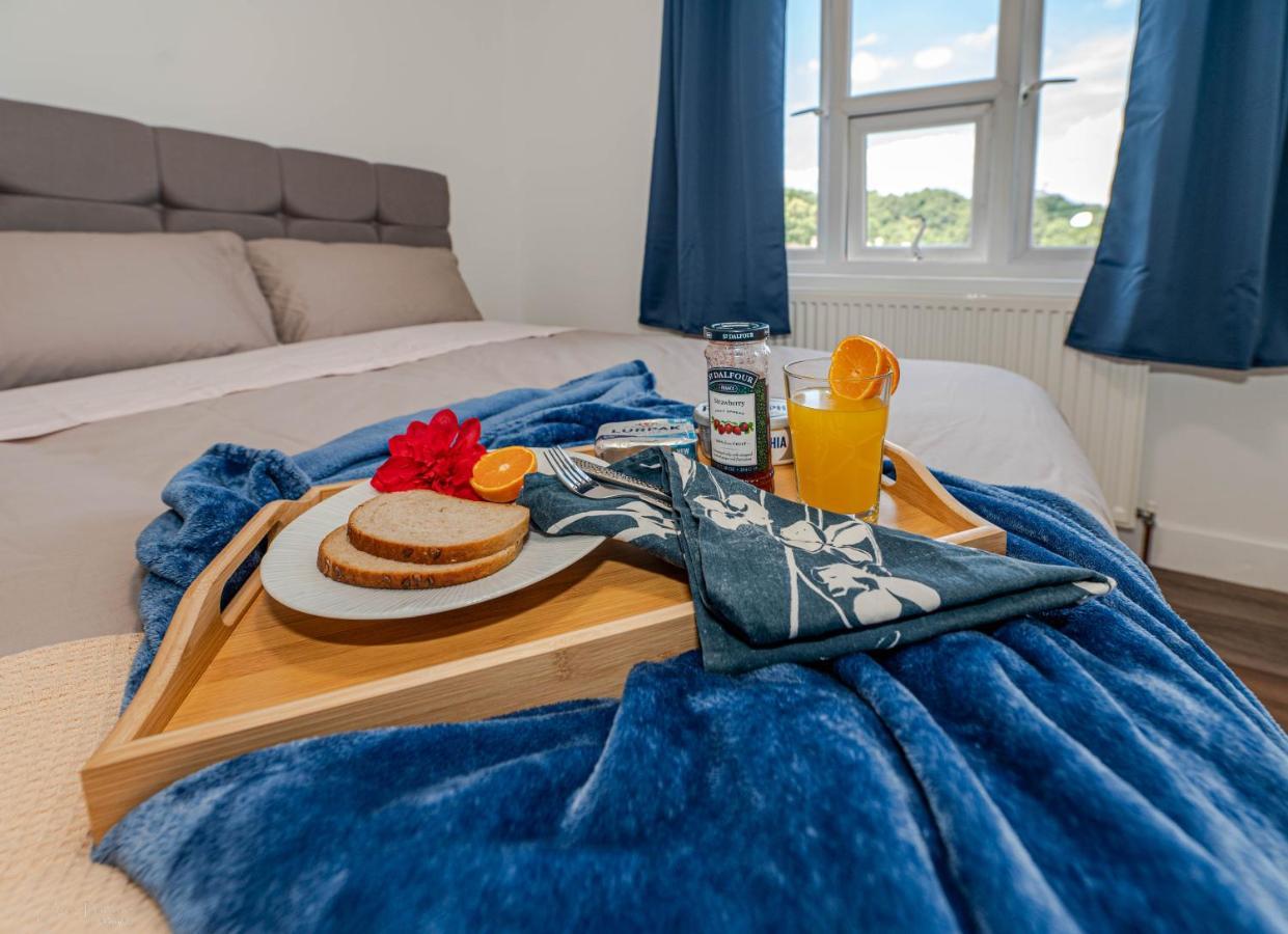 4 Bedrooms,2 Bathrooms House With Free Parking Plumstead  Eksteriør billede