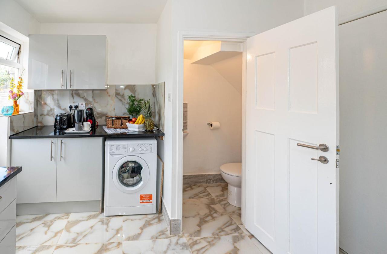 4 Bedrooms,2 Bathrooms House With Free Parking Plumstead  Eksteriør billede
