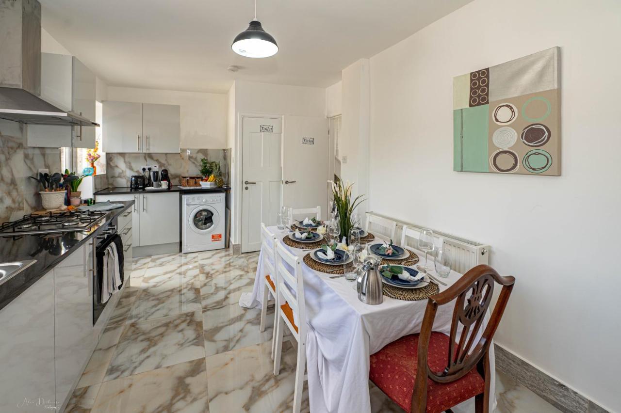 4 Bedrooms,2 Bathrooms House With Free Parking Plumstead  Eksteriør billede