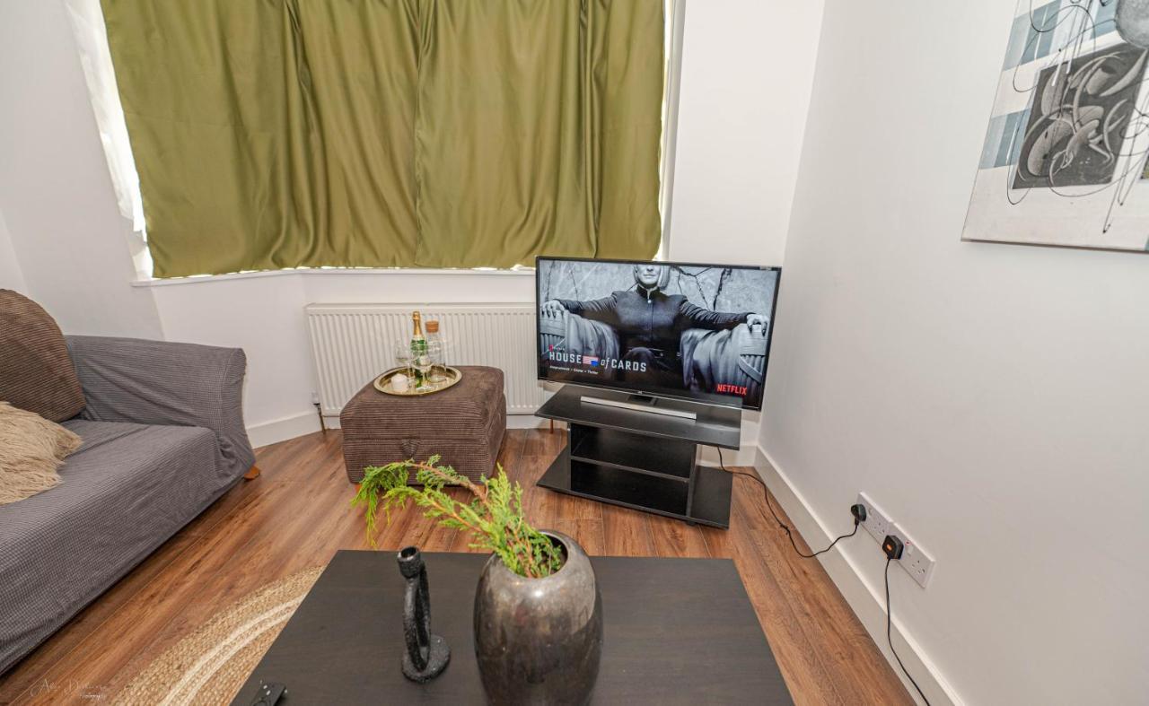 4 Bedrooms,2 Bathrooms House With Free Parking Plumstead  Eksteriør billede