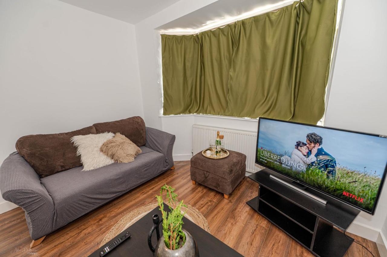 4 Bedrooms,2 Bathrooms House With Free Parking Plumstead  Eksteriør billede