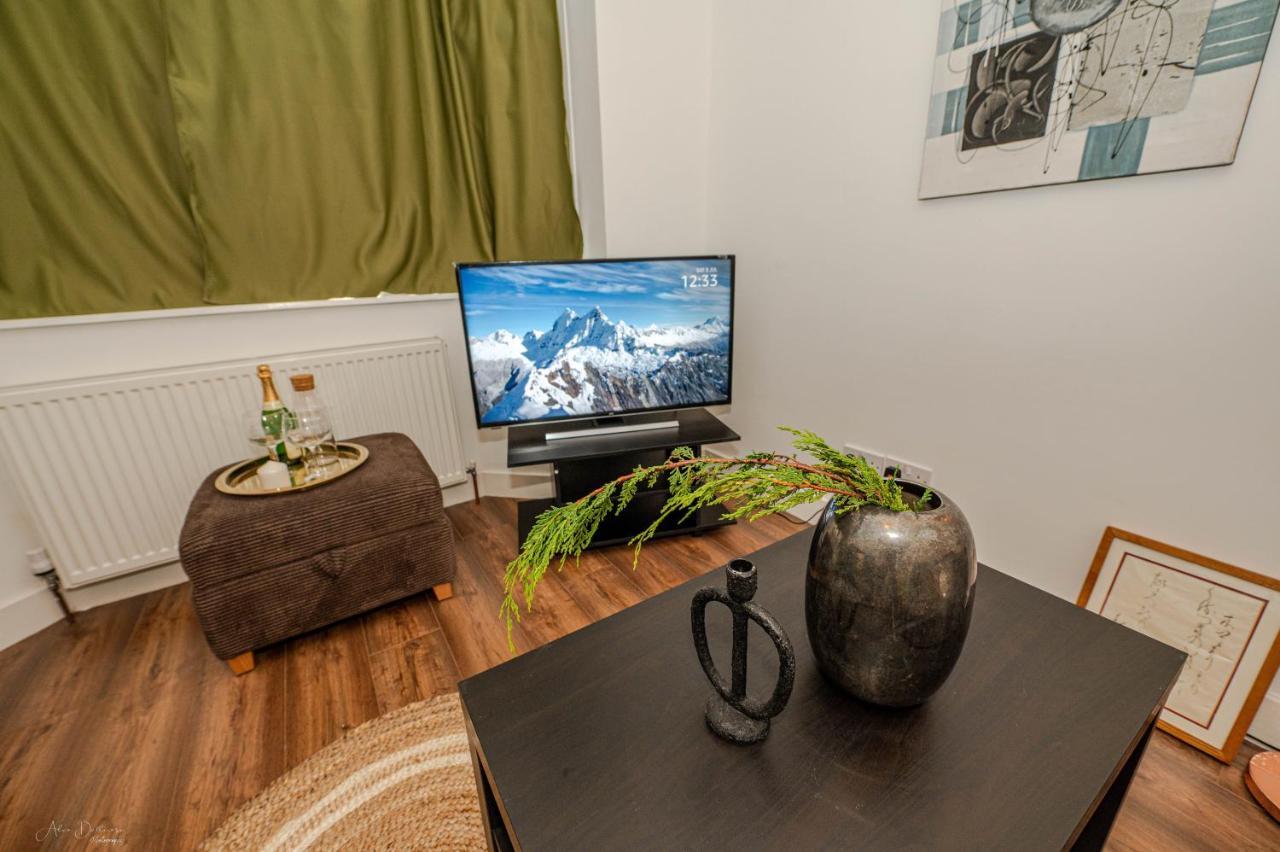 4 Bedrooms,2 Bathrooms House With Free Parking Plumstead  Eksteriør billede