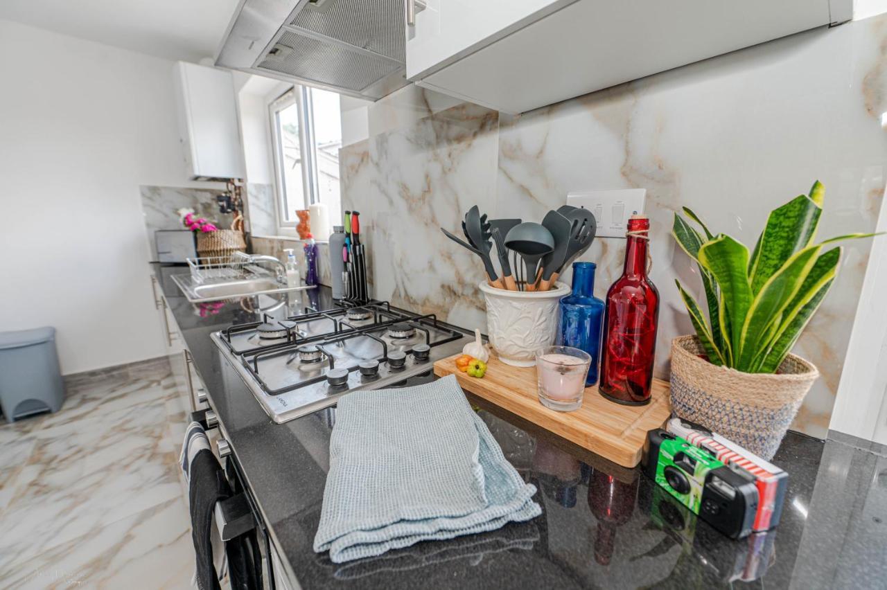 4 Bedrooms,2 Bathrooms House With Free Parking Plumstead  Eksteriør billede