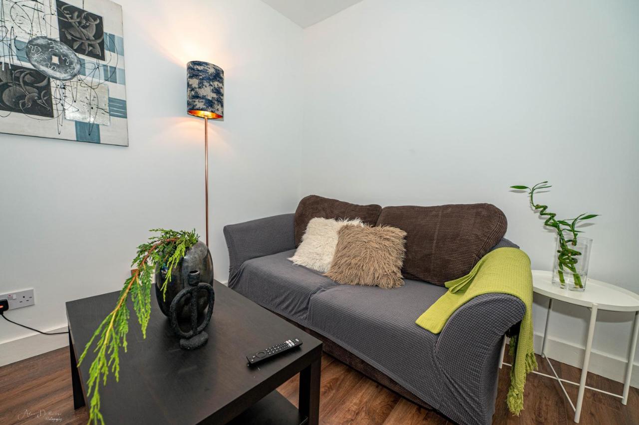 4 Bedrooms,2 Bathrooms House With Free Parking Plumstead  Eksteriør billede